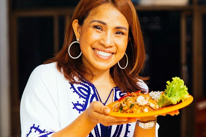 The 10 Tastings of Bangkok: Private Street Food Tour - Ari: Meeting Your Guide and Starting With Yam Pak Salad