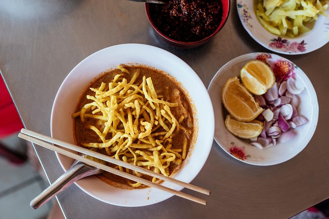 The 10 Tastings of Chiang Mai With Locals: Private Street Food Tour - Chang Phueak Monument Thai Tea Stops the Tour for a Sip