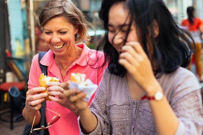 The 10 Tastings of Ho Chi Minh City With Locals: Private Street Food Tour - Chợ Tân Định: bánh xèo sizzle, beer toast, and chè finish