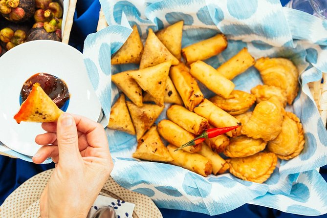 The 10 Tastings of Kuala Lumpur With Locals: Private Street Food Tour - Guan Di Temple and Sri Maha Mariamman Temple between tastings
