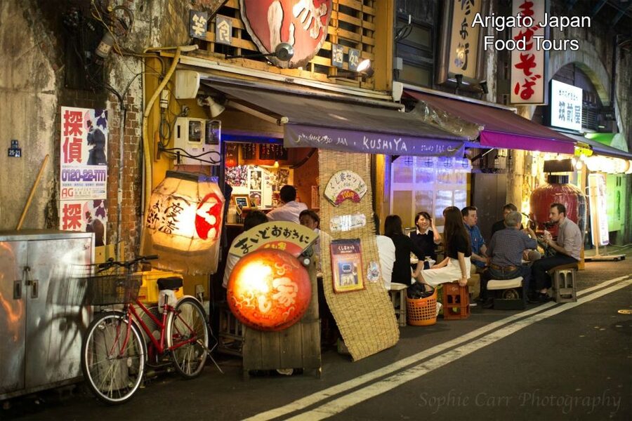 Tokyo: 3-Hour Food Tour of Shinbashi at Night - Stop one: the ramen warm-up and the worker-food vibe