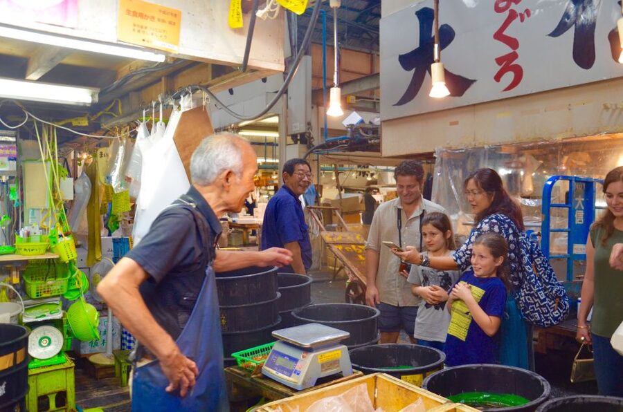 Tokyo: Classic Tsukiji Food Tour - The Outer Market tastings: how the guide helps you order and taste