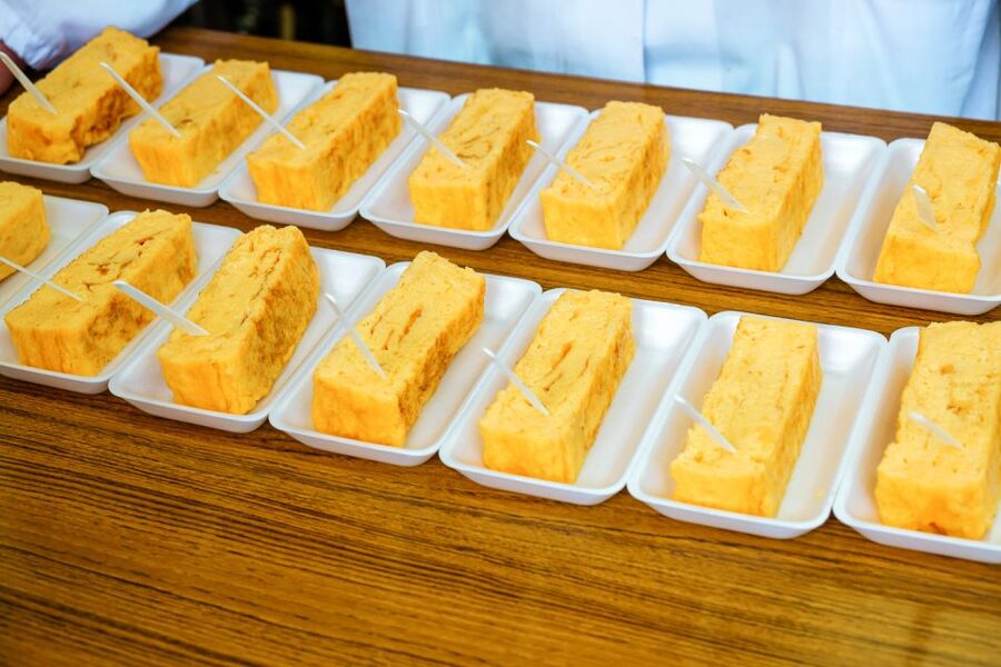 Tokyo: Classic Tsukiji Food Tour - Traditional sweets and the seasonal thread