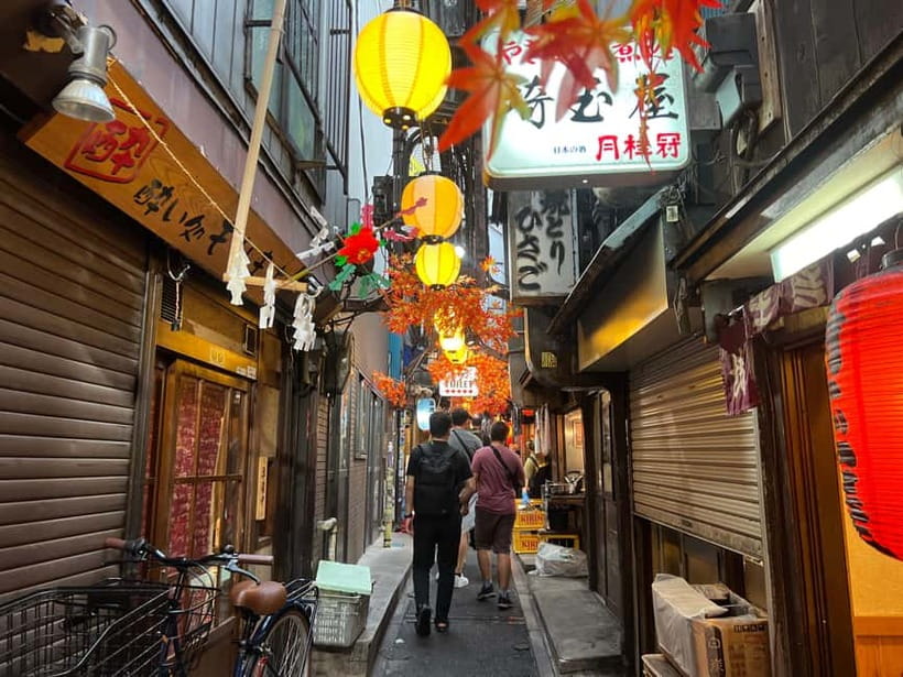 Tokyo: Shinjuku Food Tour (15 Dishes and 4 Eateries) - Meeting your guide: local English support that actually helps