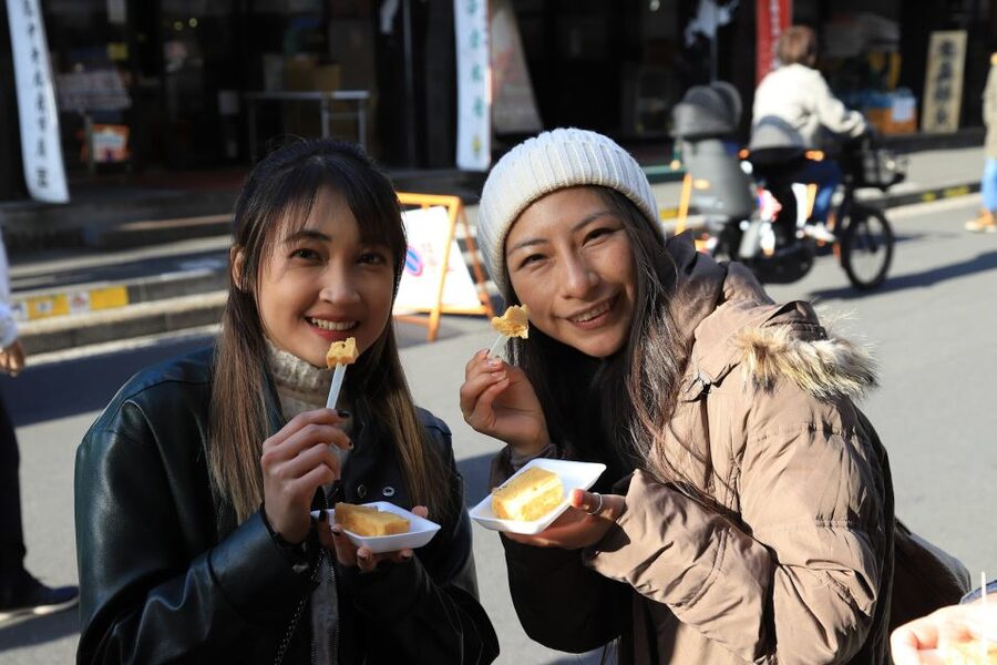 Tokyo: Tsukiji Fish Market Food and Culture Walking Tour - Rain, crowds, and hearing your guide: real-world advice