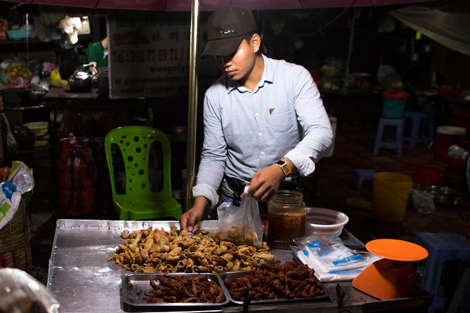 Ultimate Phnom Penh Food Tour by Tuk Tuk: 20 Tastings and Drinks - Stop 2 At Wat Botum Park: Two Essential Dishes With Beer Or Soft Drinks