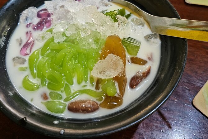 Unique Taste of Saigon Street Food Tour - The four street stops: how the pacing stays fun