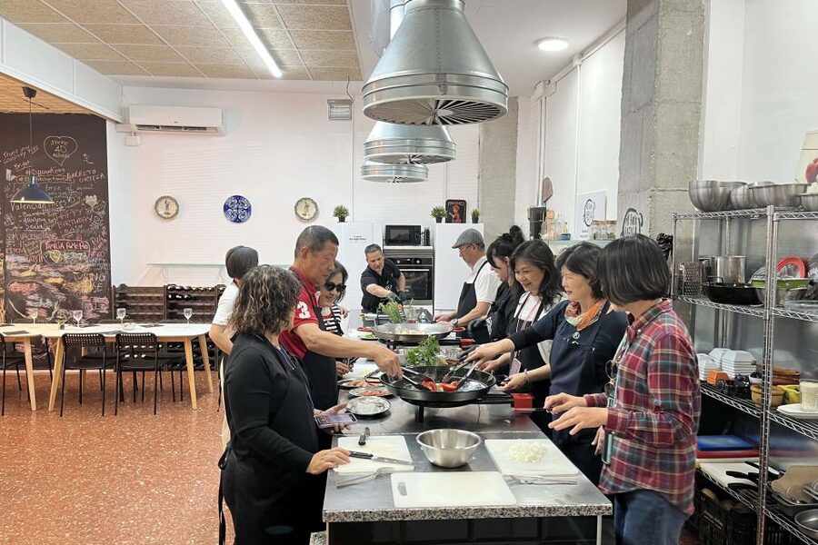 Valencia: Evening Guided Paella Workshop, Tapas, and Drinks - Pick Your Paella Style: Chicken-Rabbit Valencia or Seafood With Salmorreta