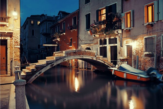 Venice Cicchetti, Spritz and Wine Tour with a Local Guide - Guides who make this feel like an evening with a friend