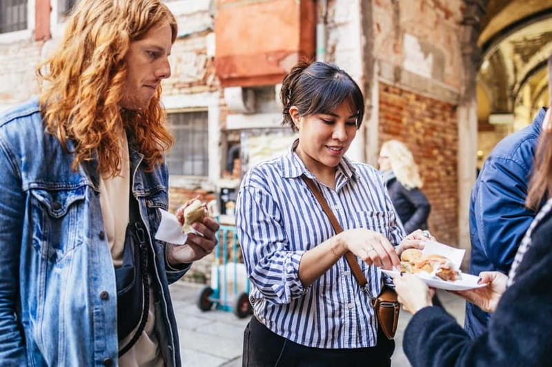 Venice: Eat Like a Local Food Tour with Wine & Spritz - The Grand Canal moment: a stand-up traghetto crossing