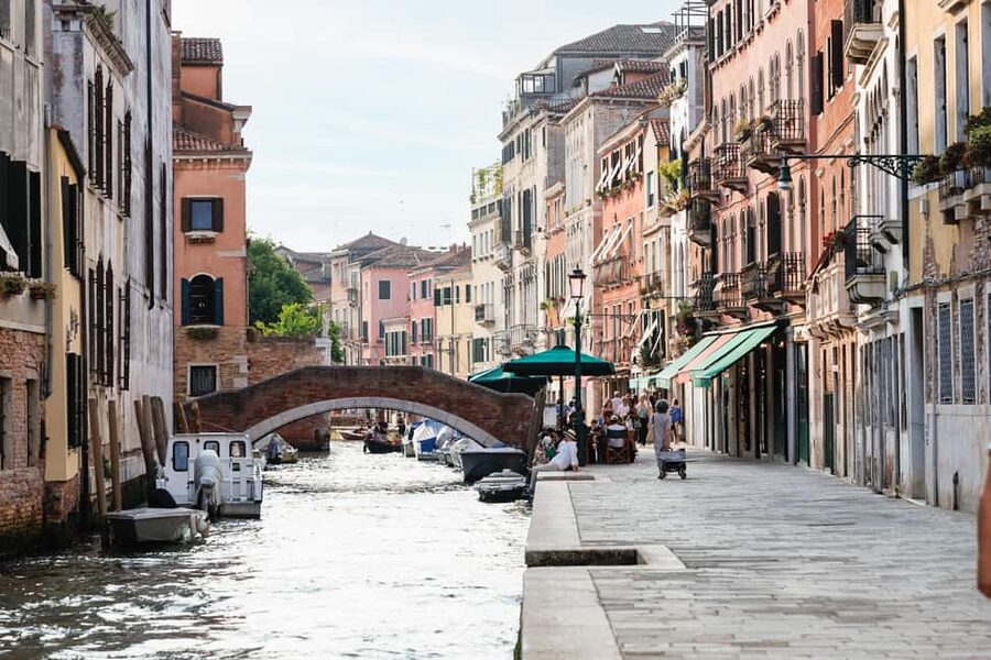 Venice Food Tasting Tour: Bites, Wine, Dinner & Local Guide - Cannaregio at dinner time: what this 3-hour walk is really for