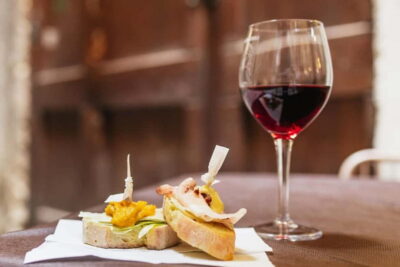 Venice: Food Tasting Tour with Cicchetti Dishes and Wine - Starting at Campo de la Maddalena: the tour’s calm opening