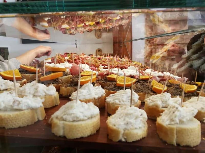 Venice: The Ultimate Food Tour with Wine & Spritz - Guides, pace, and the small-group advantage