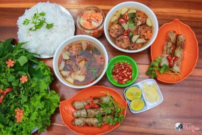 Walking Street Food Tour in Hanoi and Train Street - Meeting in the Old Quarter: getting your bearings fast