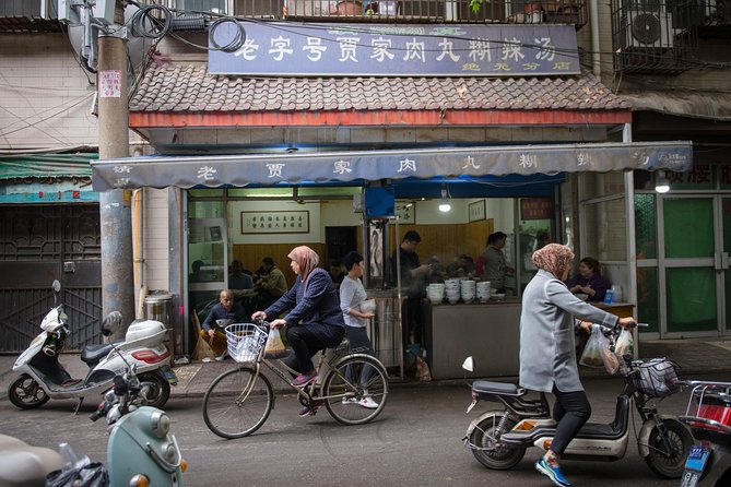 Xi'an Evening Food Tour by TukTuk - Meetup and timing: make a 6:00 pm start work