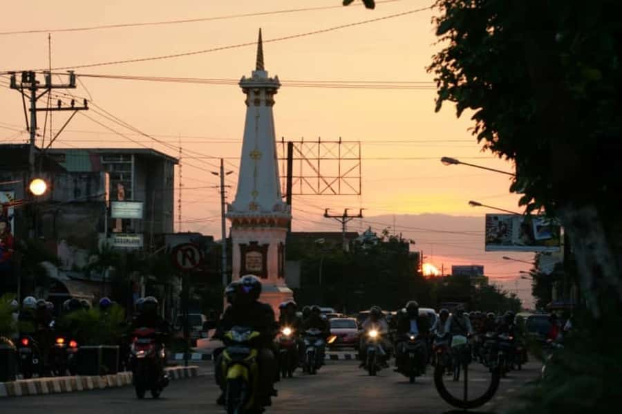 Yogyakarta: Guided City Walk and Food Tour - Short tuk-tuk ride to dinner: eating like locals, not like a tour package