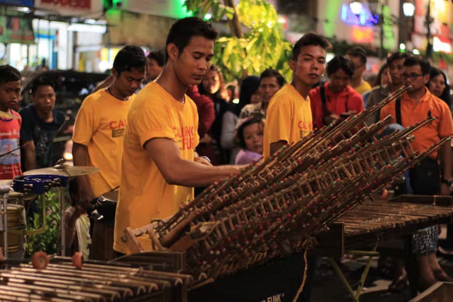 Yogyakarta: Guided City Walk and Food Tour - The fun factor: dessert, snacks, and a game-driven finale
