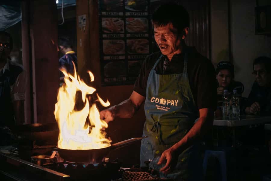 Yogyakarta: Guided City Walk and Food Tour - Meeting by Tugu: where the night starts and why it’s a smart location