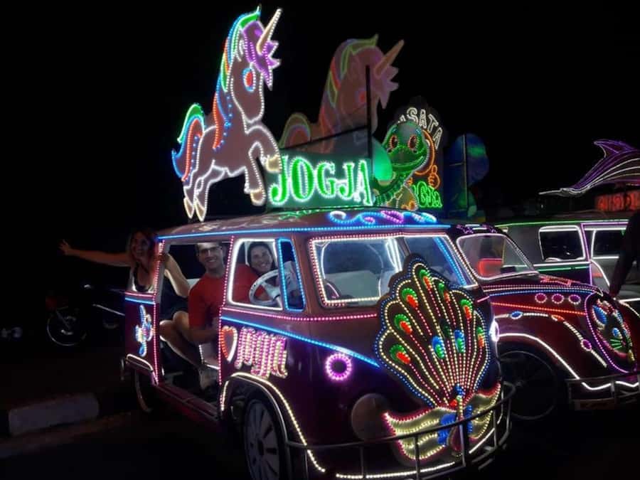 Yogyakarta: Nighttime Walk and Food Tour - Becak rickshaws: the fastest way to make the city feel playful