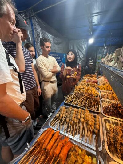 Yogyakarta: Nighttime Walk and Food Tour - Meeting point: the Tugu area and your first quick orientation