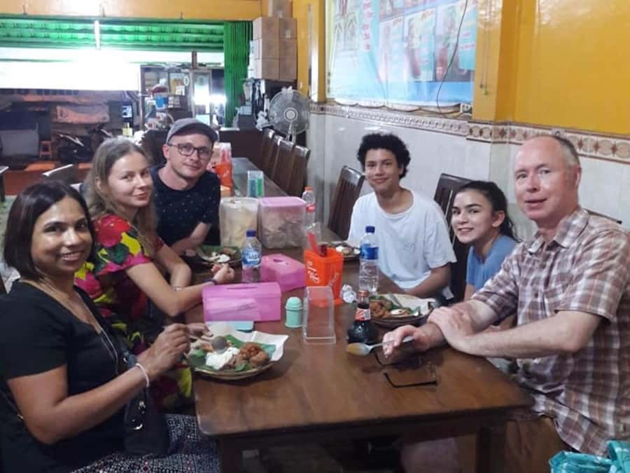 Yogyakarta: Nighttime Walk and Food Tour - Malioboro after dark: coffee, street snacks, and a warm start