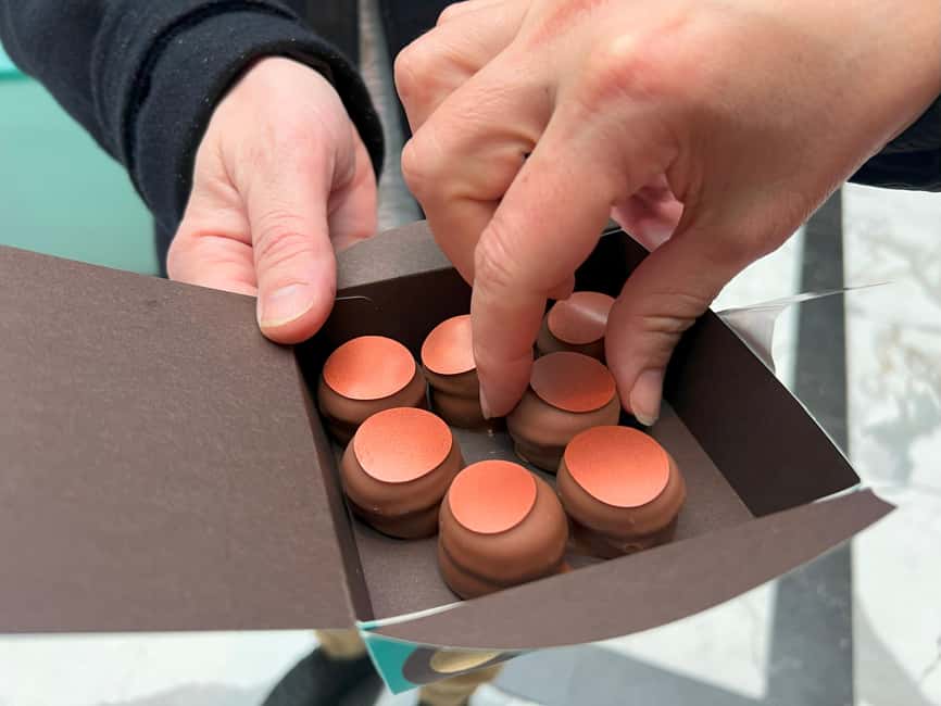 Zurich: Food Tour of 8+ Tastings with Cheeses & Chocolates - Meeting at Bellevuepl. 2: how to start without stress